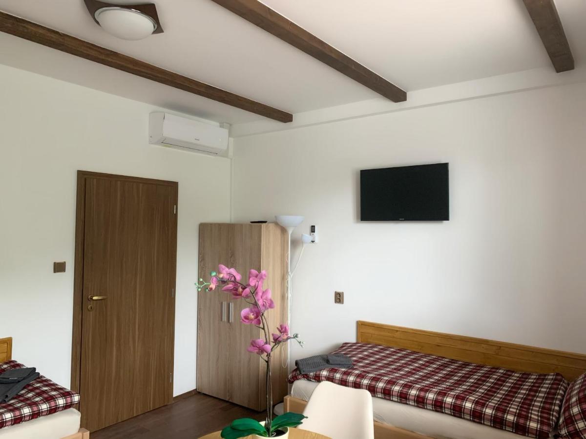 Hotel Cafe De La Creme Kuzelov Zewnętrze zdjęcie